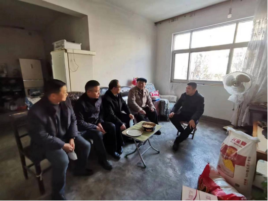 市產(chǎn)業(yè)集團(tuán)2023年春節(jié)前夕走訪慰問(wèn)困難黨員和老黨員老干部219.png
