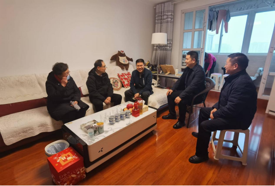 黨建引領(lǐng)聚合力 走訪慰問暖人心—產(chǎn)業(yè)集團(tuán)開展春節(jié)走訪慰問老黨員活動(dòng)550.png