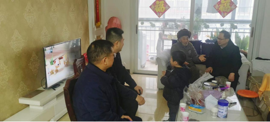 黨建引領(lǐng)聚合力 走訪慰問暖人心—產(chǎn)業(yè)集團(tuán)開展春節(jié)走訪慰問老黨員活動(dòng)823.png