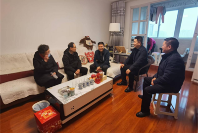 黨建引領(lǐng)聚合力 走訪(fǎng)慰問(wèn)暖人心—駐馬店市產(chǎn)業(yè)投資集團(tuán)有限公司開(kāi)展春節(jié)走訪(fǎng)慰問(wèn)老黨員活動(dòng)